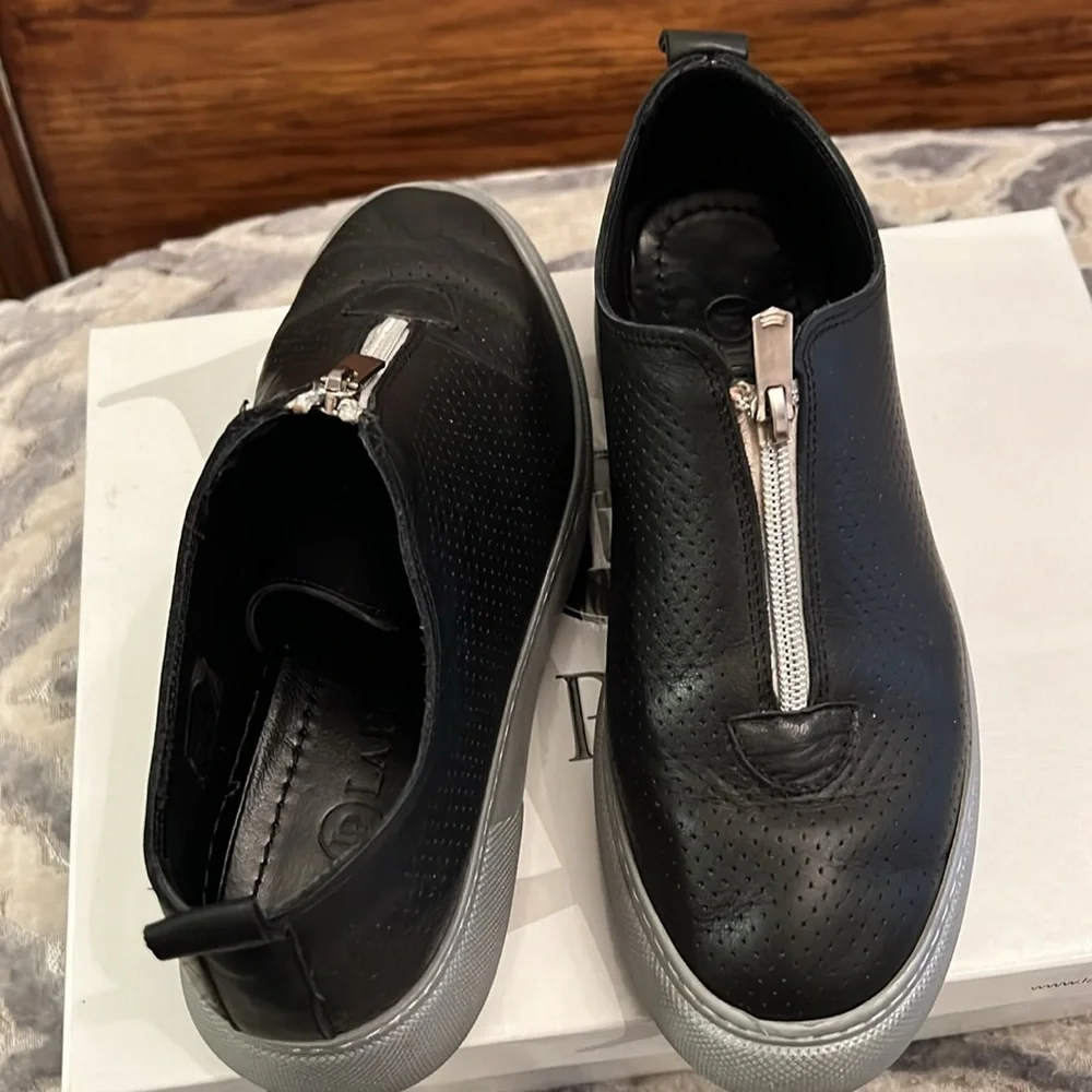La Pinta black leather shoesGreat condition Zipper on top.Size 36Made in Turkey - Picture 2 of 5